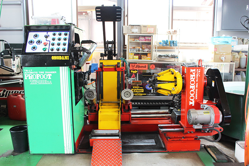 豊富な設備で様々な車種・メンテナンスに対応