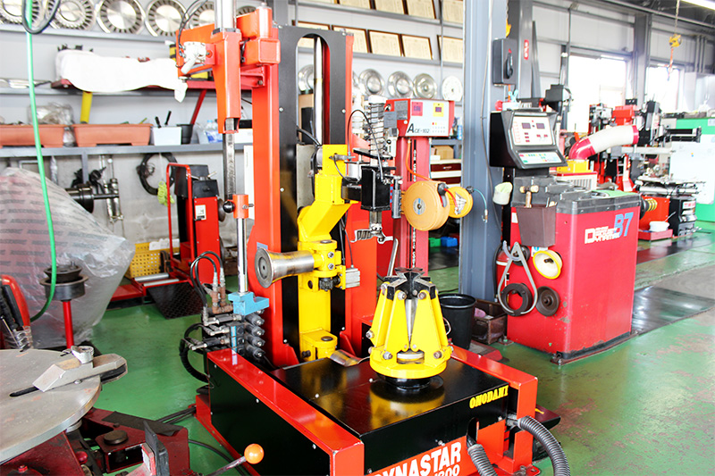 豊富な設備で様々な車種・メンテナンスに対応