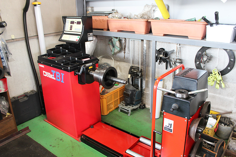 豊富な設備で様々な車種・メンテナンスに対応