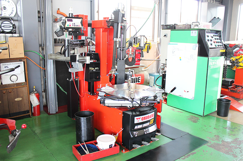 豊富な設備で様々な車種・メンテナンスに対応